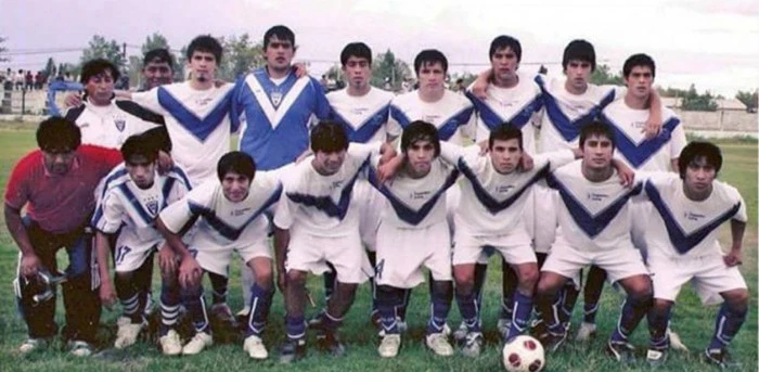 La camiseta con la V azulada y la pelota cerca de la pierna izquierda del Huevo Acuña en Don Bosco.