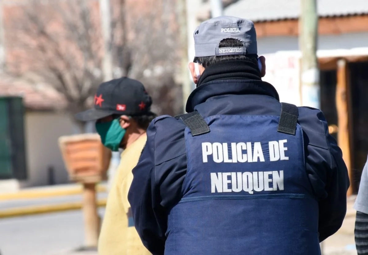 Echaron a un policía neuquino que batió su propio 