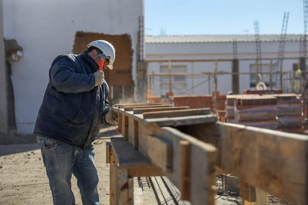 Río Negro marca la diferencia: el empleo privado subió 4% en plena recesión nacional