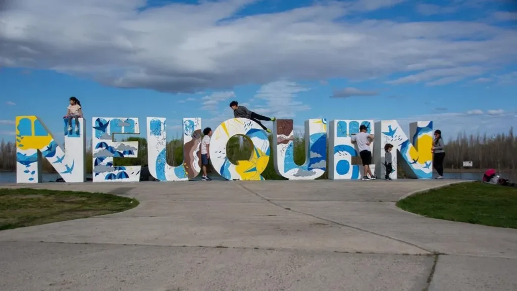 Sábado con cielo algo nublado en Neuquén