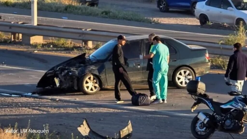Fuerte accidente en la Ruta 7: un auto volcó y se incendió tras un choque múltiple en Centenario