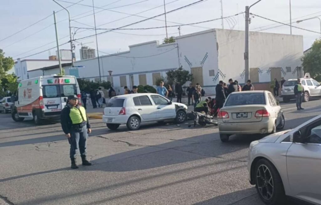 Grave accidente en el Bajo Neuquino: dos mujeres resultaron heridas tras ser embestidas por un auto