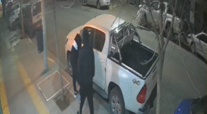 Intentaron robar una camioneta en pleno centro de Neuquén, pero la alarma frustró el golpe