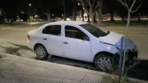 Choque en una transitada esquina del centro de Neuquén dejó a un conductor lesionado