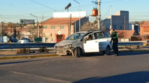Una conductora se encandiló con el sol y chocó contra el guardarrail en el puente de Alta Barda