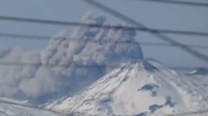 El volcán Nevados de Chillán volvió a emitir cenizas y continúa bajo alerta amarilla: monitorean su actividad desde Neuquén