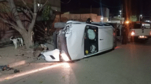 Impactante vuelco en una esquina de Rincón de los Sauces: un hombre fue asistido en el lugar