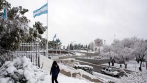 Alerta por un fuerte temporal de nieve en la Cordillera: hay localidades aisladas y acumulaciones de hasta cuatro metros