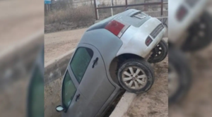 Un automovilista cayó con su auto al canal principal de riego en Centenario y salió ileso