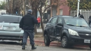 Fuerte choque en una esquina de Centenario: dos autos terminaron con importantes daños