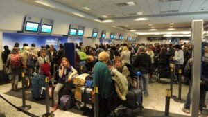 Fuerte temporal en el AMBA: vuelos demorados y cancelados en Ezeiza y Aeroparque