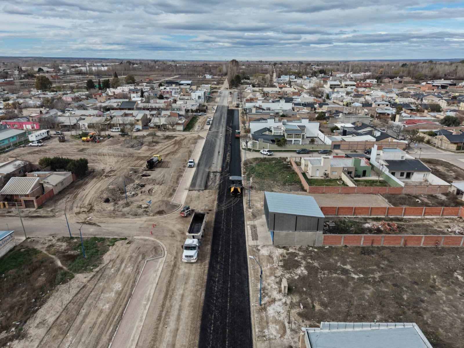 Roca: avanza el pavimento en la obra del conector vial de calle Güemes Roca: avanza el pavimento en la obra del conector vial de calle Güemes