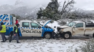 Choque frontal entre un patrullero y una camioneta en Villa Traful: investigan las causas