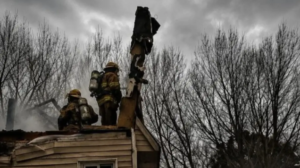 Voraz incendio destruyó una vivienda en Plottier y obligó a demoler parte de la estructura