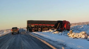El hielo complicó la circulación en la Ruta 151: dos vuelcos, una policía herida y un camión varado