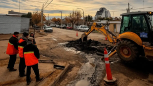 Tras seis semanas de lluvias, Neuquén lanzó un operativo para reparar calles y baches
