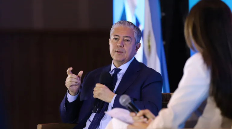 Figueroa cuestionó la gestión del aeropuerto de Neuquén y anticipó una nueva concesión