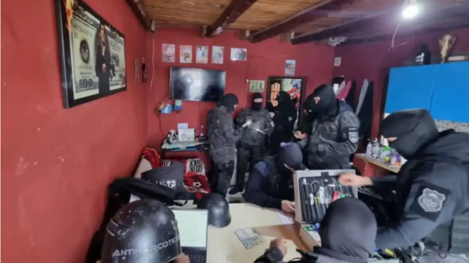 Golpe al microtráfico en Neuquén: allanaron nueve viviendas y secuestraron drogas y casi  millones