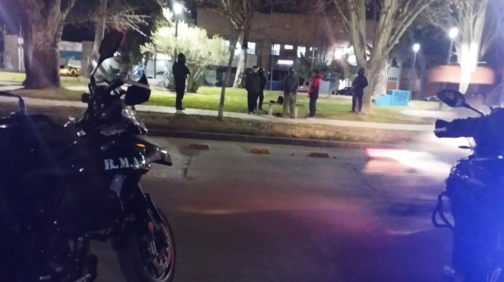 Operativo policial en el Canalito de Roca: controlaron 47 vehículos y motos