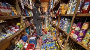 Multaron a un comercio de Villa Traful por exhibir más de 1.500 productos vencidos