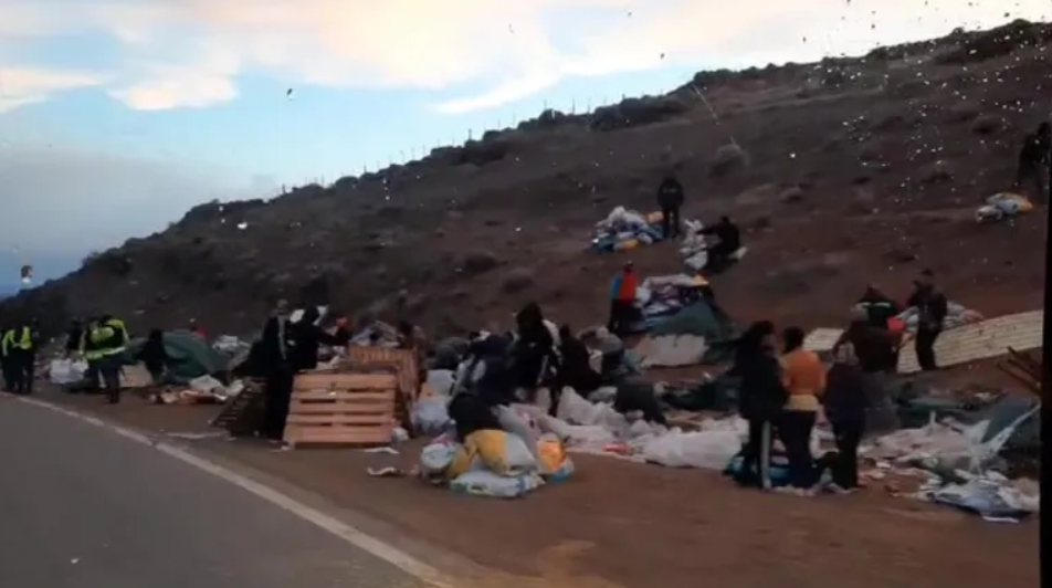 Caos en la Ruta 237: un camión volcó y se llevaron parte de su mercadería