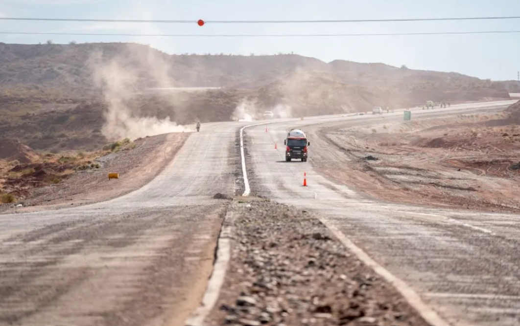Neuquén prepara un acuerdo con petroleras para construir 1.000 kilómetros de rutas antes de fin de año Neuquén prepara un acuerdo con petroleras para construir 1.000 kilómetros de rutas antes de fin de año