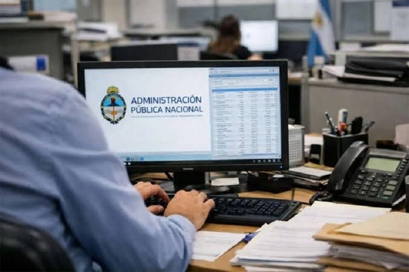 Paritaria pública: oficializan aumentos escalonados para estatales nacionales y un bono extra de .000