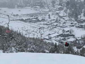 Nieve y frío extremo en Bariloche: las precipitaciones no dan tregua pero la montaña opera a pleno