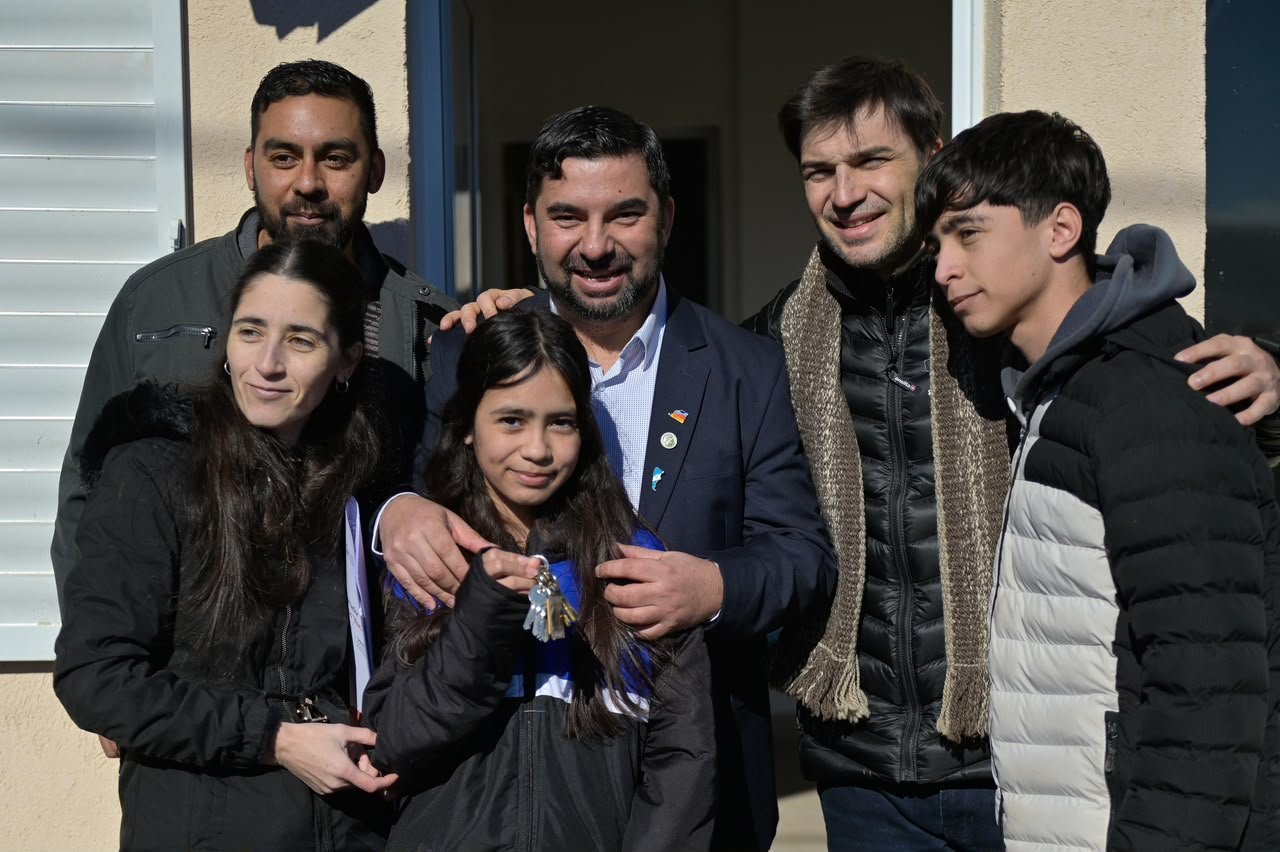 Después de una década, 15 familias de Río Mayo recibieron su casa y anuncian 17 nuevas viviendas
