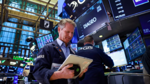 El riesgo país cayó a 430 puntos y el dólar mayorista logró su menor avance de los últimos cuatro meses