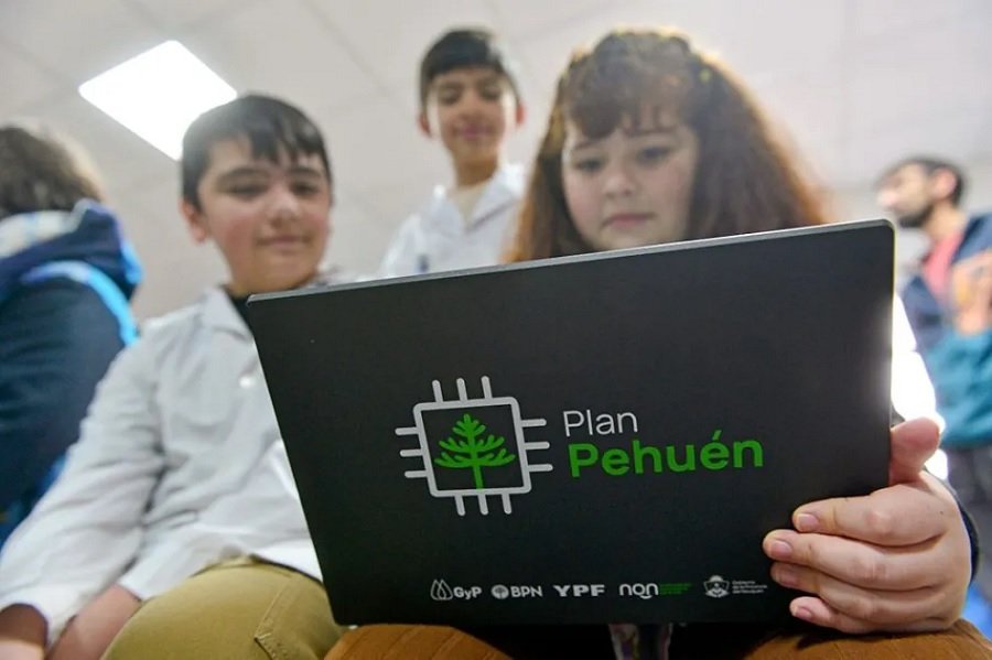Aulas digitales e inclusión: Neuquén intensifica la entrega de tecnología en escuelas de toda la provincia