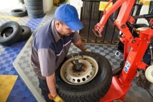 La regla de oro del auto: cada cuántos kilómetros hay que rotar los neumáticos para ahorrar y estirar su vida útil