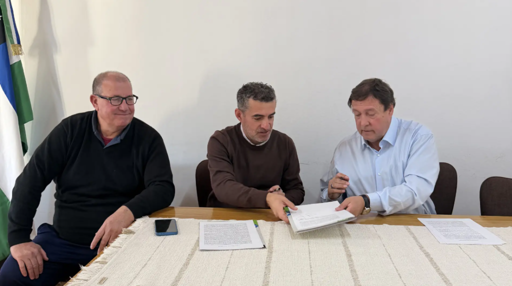 Weretilneck anunció nuevas obras para Belisle: iluminación y mejoras en el club