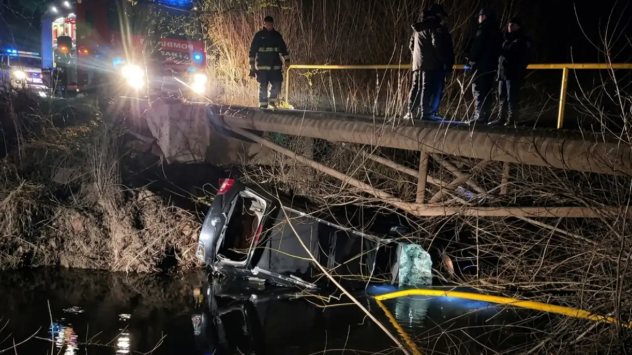 Cayó un auto a un canal en Fernández Oro y buscan a un niño de 4 años