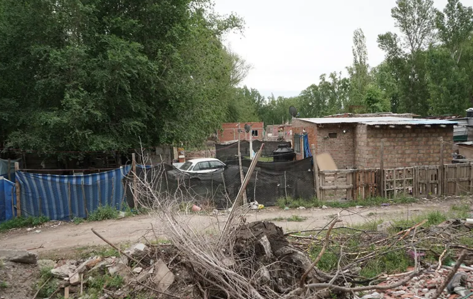Casi una década de conflicto por un terreno frente al Limay: ya hay más de 100 familias asentadas