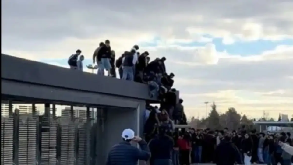 Indignación en Neuquén: jóvenes saltaron sobre el Monumento a los Caídos de Malvinas