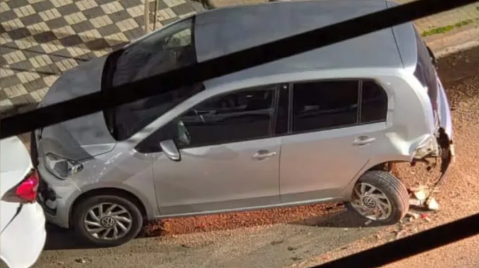 Buscan al conductor que chocó un auto estacionado y huyó en Neuquén Buscan al conductor que chocó un auto estacionado y huyó en Neuquén