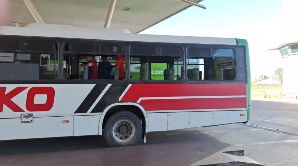 Dos colectivos chocaron en la ETON y una pasajera resultó herida