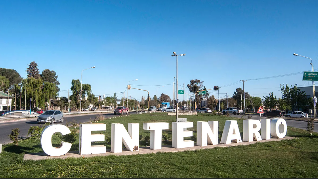 Escándalo en un baño de Centenario: demoraron a un hombre que estaba con una nena de 4 años
