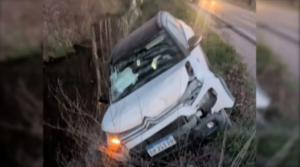 Dos fiscales de Cipolletti sufrieron un accidente y el auto terminó en un canal de desagüe