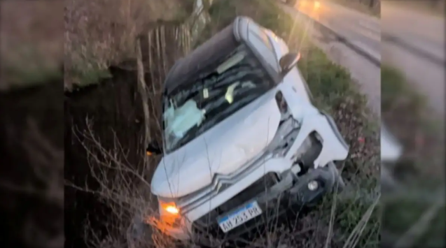 Dos fiscales de Cipolletti sufrieron un accidente y el auto terminó en un canal de desagüe