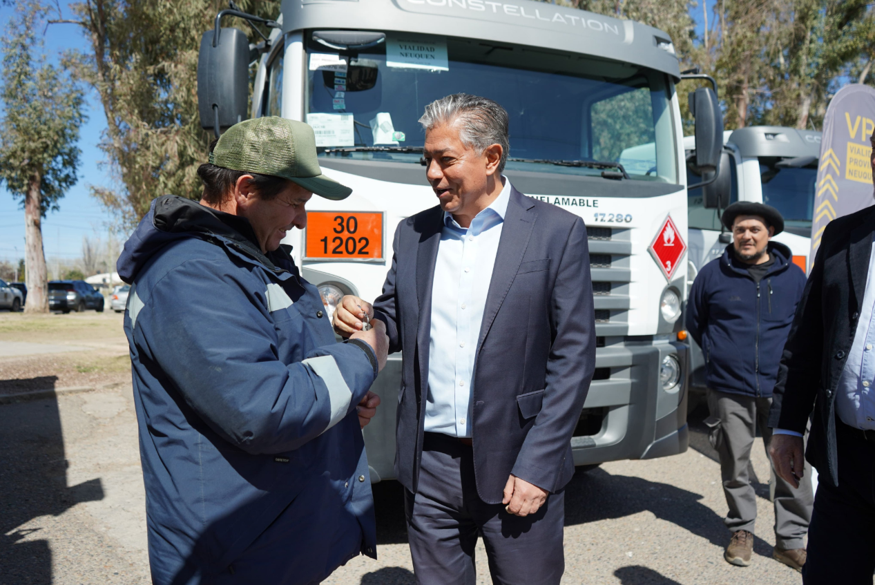 Figueroa entregó cuatro nuevos camiones para reforzar el mantenimiento de las rutas neuquinas Figueroa entregó cuatro nuevos camiones para reforzar el mantenimiento de las rutas neuquinas