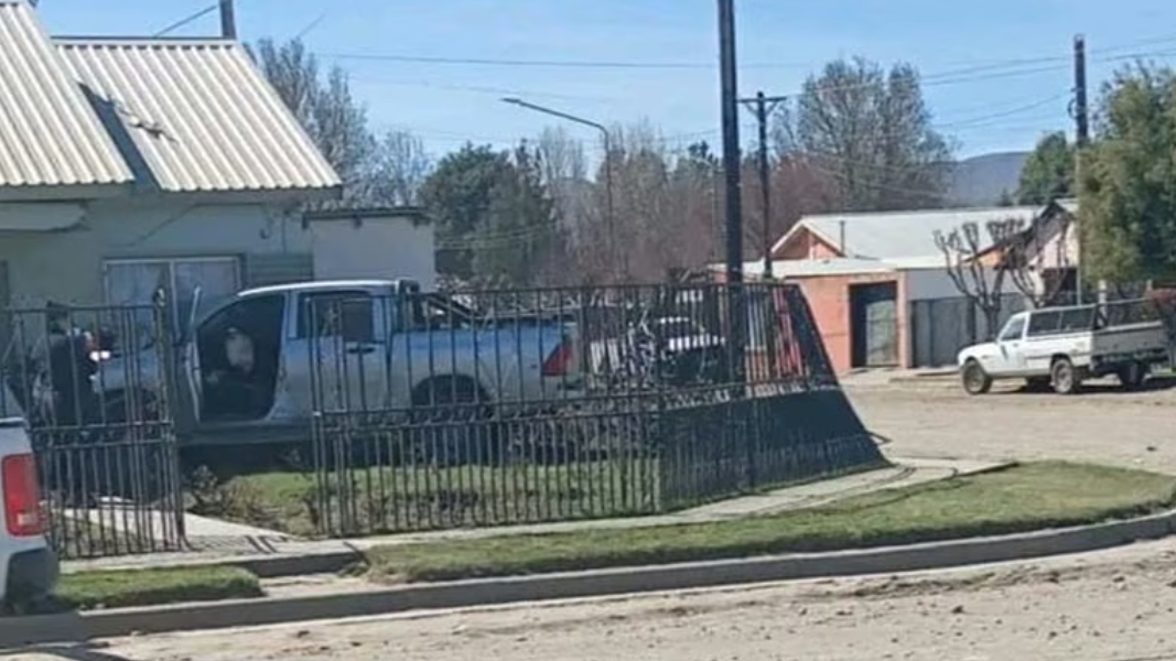 Junín de los Andes: una camioneta chocó y terminó dentro de una casa, a metros de una nena Junín de los Andes: una camioneta chocó y terminó dentro de una casa, a metros de una nena