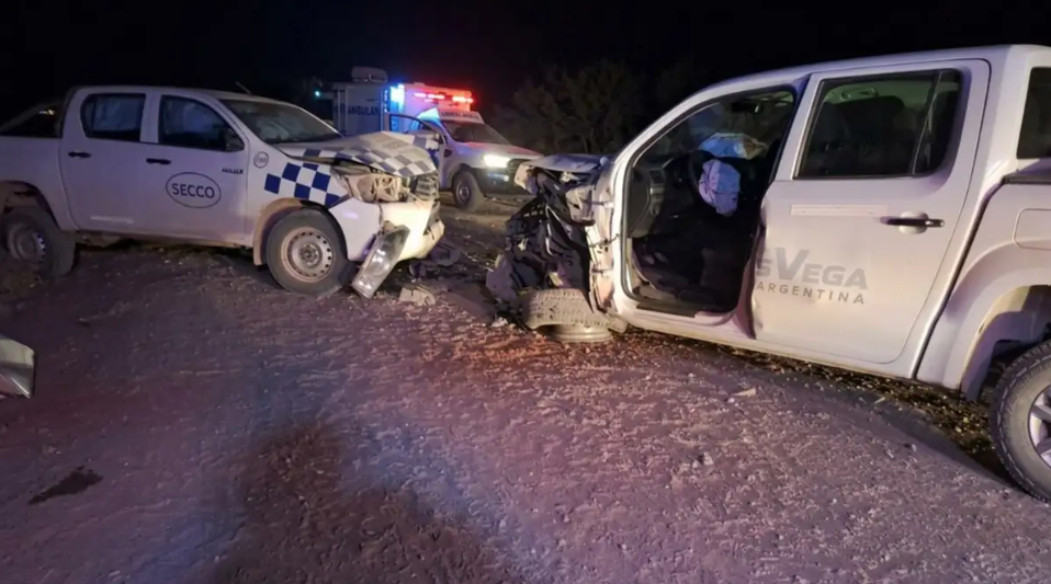 Violento choque frontal entre dos camionetas en Neuquén: un conductor fue hospitalizado