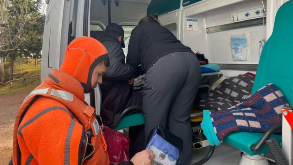 Rescataron a seis personas tras el hundimiento de una lancha en el lago El Chocón