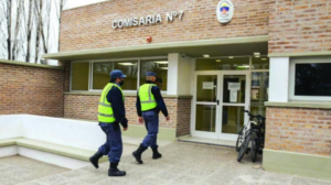 Un niño trans de 8 años fue ahorcado por un vecino en Plottier: el ataque quedó registrado por cámaras