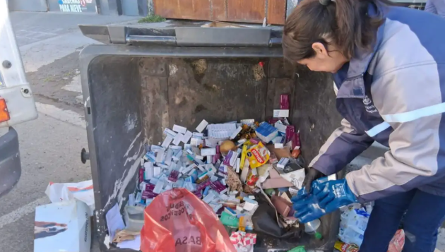 Encontraron 32 kilos medicamentos vencidos en contenedores y buscan al responsable en Neuquén