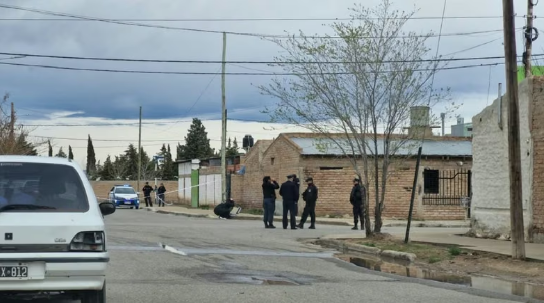 Crimen en Cutral Co: detuvieron al sospechoso cuando intentaba escapar por la Ruta 22 Crimen en Cutral Co: detuvieron al sospechoso cuando intentaba escapar por la Ruta 22
