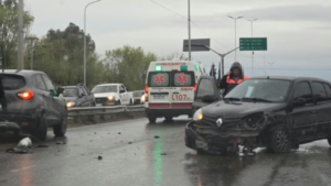 La lluvia complicó la Ruta 7: dos accidentes y largas demoras entre Neuquén y Centenario
