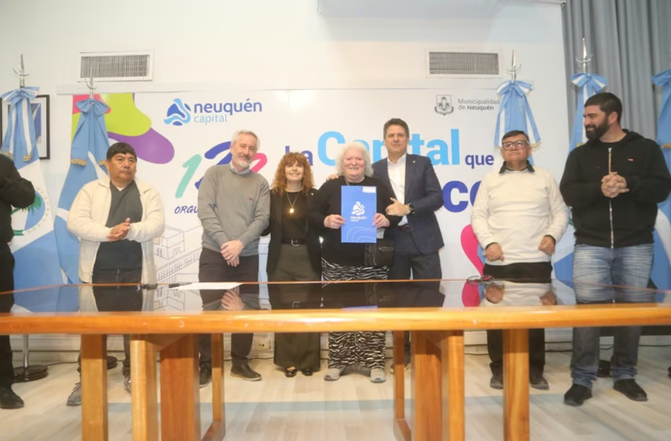 Gaido y Pasqualini entregaron escrituras y boletos de compraventa a 45 familias de Neuquén